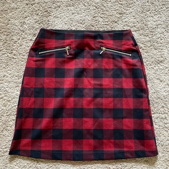 Maurices women’s extra small red / black plaid skirt - Picture 2 of 6